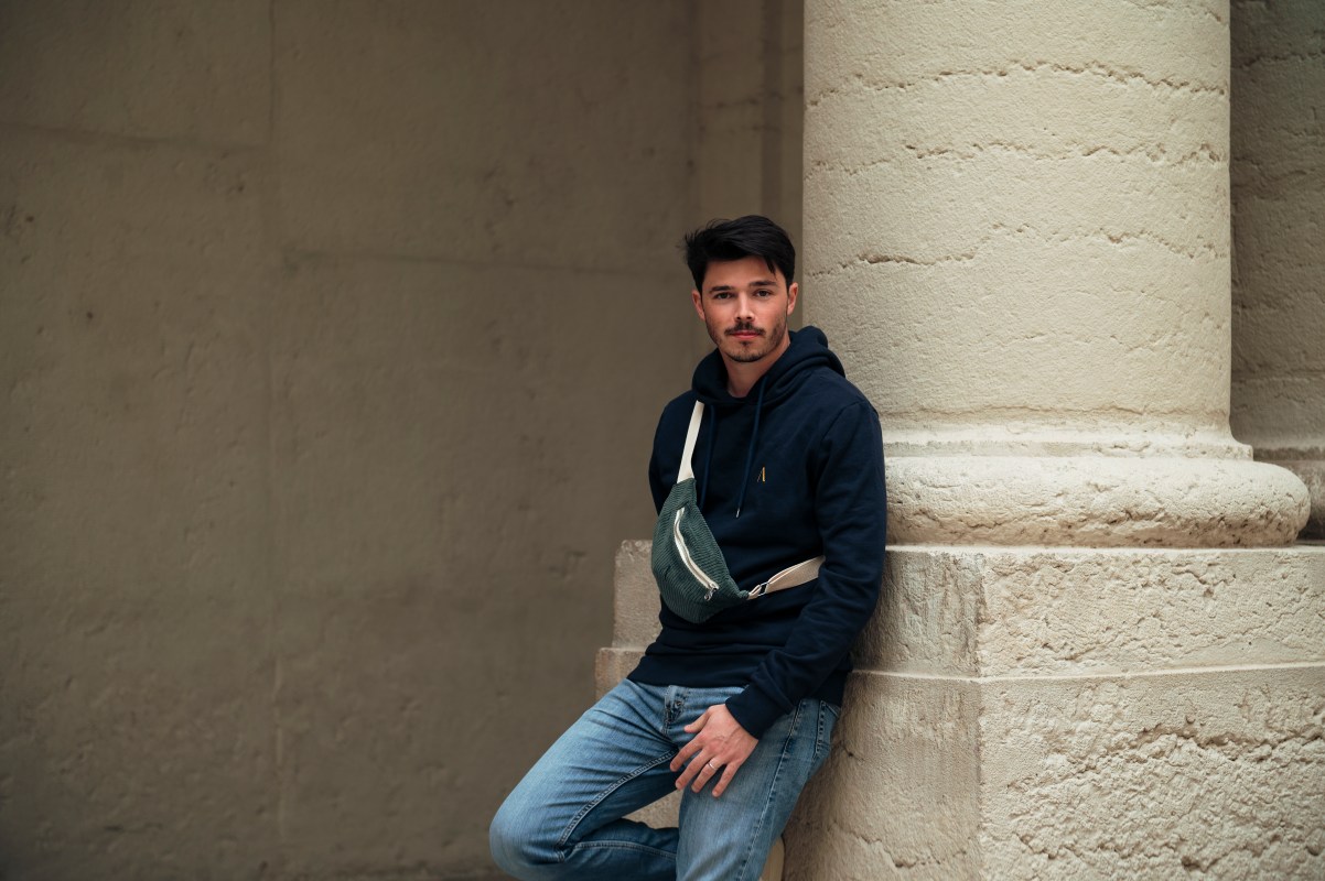 Sacoche velours côtelé vert sapin et Sweat Bleu Marine Auguste