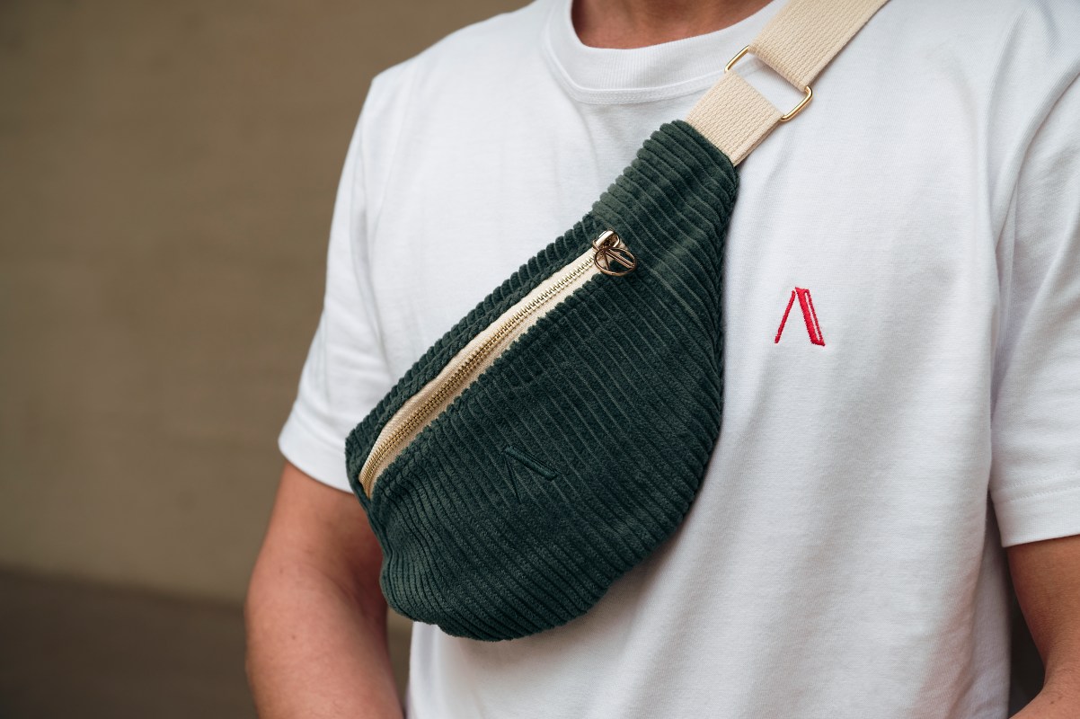 T-Shirt coton blanc et Sacoche velours côtelé Vert Sapin Auguste